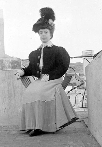 Retrat de Dolors Reitg Mart&iacute; a dalt del terrat d'una casa d'un familiar al carrer Nou. Al fons s'observa el campanar de l'esgl&eacute;sia del Sagrat Cor. 1900-1925