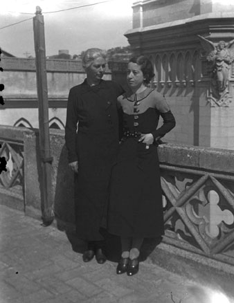 Retrat d'Anita Martinell i de Carmen Var&eacute;s, dalt al terrat del carrer Albereda, amb l'esgl&eacute;sia del Sagrat Cor de fons. 1930-1936