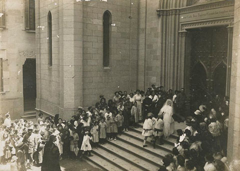 Celebraci&oacute; de la boda de Laure&agrave; Dalmau i Laura Norat a l'esgl&eacute;sia del Sagrat Cor de Girona. 1914