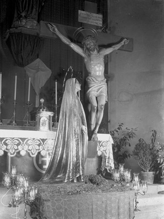 Crist crucificat amb la imatge de la Mare de D&eacute;u a l'altar de l'esgl&eacute;sia. 1930-1940