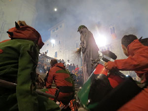 Fires 2017. La Beatufarra, descens del Beatusaure per les escales de la Catedral de Girona