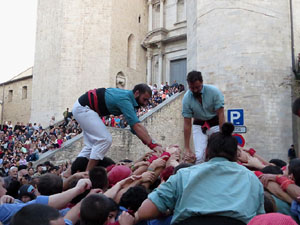 Fires 2017. Els Castells de Vigília a la plaça de Sant Feliu, amb els Marrecs de Salt, la Colla Castellera Esperxats de l'Estany i els Castellers d'Andorra