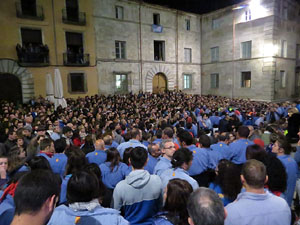 Fires 2017. Pujada d'un pilar per les escales de la Catedral, a càrrec dels Marrecs de Salt
