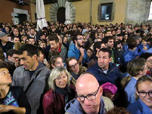 Fires 2017. Pujada d'un pilar per les escales de la Catedral, a càrrec dels Marrecs de Salt
