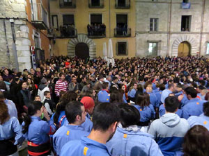 Fires 2017. Pujada d'un pilar per les escales de la Catedral, a càrrec dels Marrecs de Salt