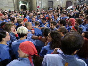 Fires 2017. Pujada d'un pilar per les escales de la Catedral, a càrrec dels Marrecs de Salt