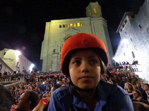 Fires 2017. Pujada d'un pilar per les escales de la Catedral, a càrrec dels Marrecs de Salt
