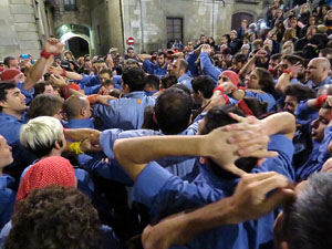 Fires 2017. Pujada d'un pilar per les escales de la Catedral, a càrrec dels Marrecs de Salt