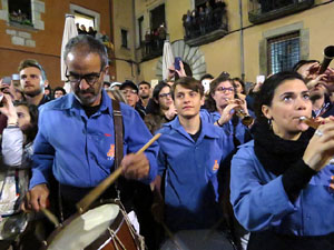 Fires 2017. Pujada d'un pilar per les escales de la Catedral, a càrrec dels Marrecs de Salt