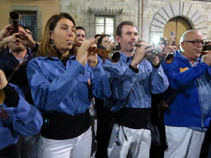 Fires 2017. Pujada d'un pilar per les escales de la Catedral, a càrrec dels Marrecs de Salt