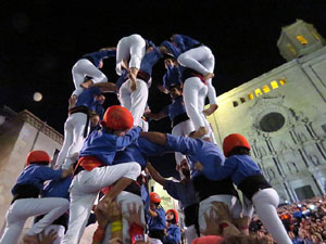Fires 2017. Pujada d'un pilar per les escales de la Catedral, a càrrec dels Marrecs de Salt