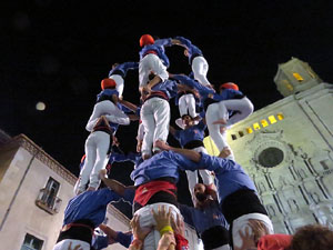 Fires 2017. Pujada d'un pilar per les escales de la Catedral, a càrrec dels Marrecs de Salt