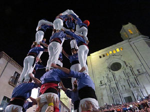 Fires 2017. Pujada d'un pilar per les escales de la Catedral, a càrrec dels Marrecs de Salt