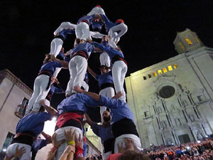 Fires 2017. Pujada d'un pilar per les escales de la Catedral, a càrrec dels Marrecs de Salt