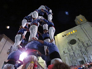 Fires 2017. Pujada d'un pilar per les escales de la Catedral, a càrrec dels Marrecs de Salt