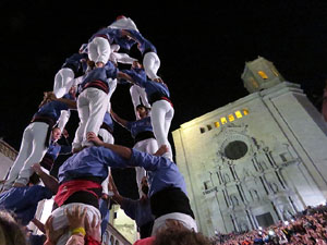 Fires 2017. Pujada d'un pilar per les escales de la Catedral, a càrrec dels Marrecs de Salt