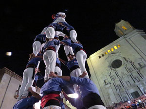 Fires 2017. Pujada d'un pilar per les escales de la Catedral, a càrrec dels Marrecs de Salt