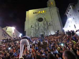 Fires 2017. Pujada d'un pilar per les escales de la Catedral, a càrrec dels Marrecs de Salt