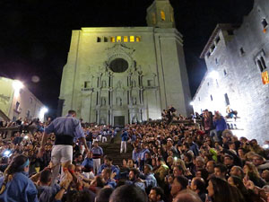 Fires 2017. Pujada d'un pilar per les escales de la Catedral, a càrrec dels Marrecs de Salt