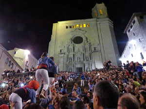 Fires 2017. Pujada d'un pilar per les escales de la Catedral, a càrrec dels Marrecs de Salt
