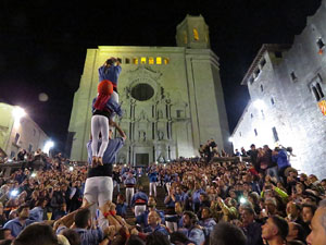 Fires 2017. Pujada d'un pilar per les escales de la Catedral, a c&agrave;rrec dels Marrecs de Salt
