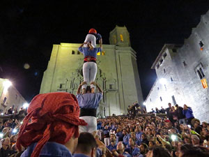 Fires 2017. Pujada d'un pilar per les escales de la Catedral, a c&agrave;rrec dels Marrecs de Salt