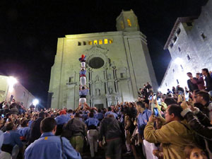 Fires 2017. Pujada d'un pilar per les escales de la Catedral, a c&agrave;rrec dels Marrecs de Salt