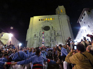 Fires 2017. Pujada d'un pilar per les escales de la Catedral, a c&agrave;rrec dels Marrecs de Salt
