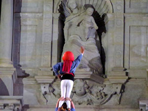 Fires 2017. Pujada d'un pilar per les escales de la Catedral, a c&agrave;rrec dels Marrecs de Salt