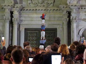 Fires 2017. Pujada d'un pilar per les escales de la Catedral, a c&agrave;rrec dels Marrecs de Salt