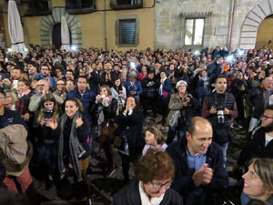 Fires 2017. Pujada d'un pilar per les escales de la Catedral, a c&agrave;rrec dels Marrecs de Salt