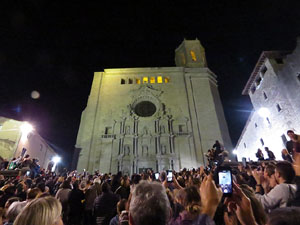 Fires 2017. Pujada d'un pilar per les escales de la Catedral, a c&agrave;rrec dels Marrecs de Salt