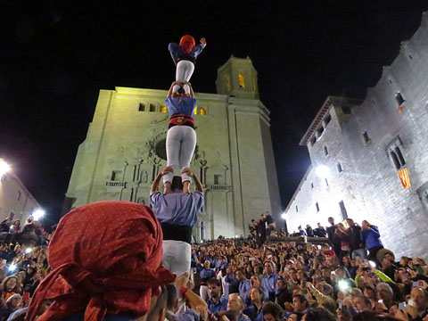 Pujada del pilar per les escales de la Catedral