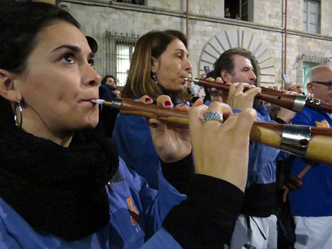 Tambors i gralles durant l'enlairament del pilar