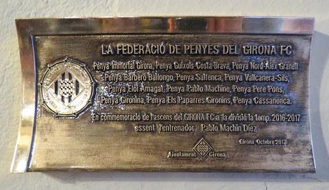 Placa col&middot;locada en commemoraci&oacute; de l'ascens del Girona