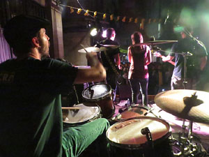 Fires 2017. Fires populars al carrer Ferreries Velles, amb música de The Joke i Sexy Toys