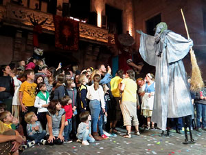 Fires 2017. Ballades de capgrossos, gegants i far&agrave;ndula a la pla&ccedil;a del Vi