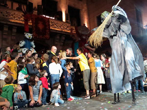 Fires 2017. Ballades de capgrossos, gegants i far&agrave;ndula a la pla&ccedil;a del Vi