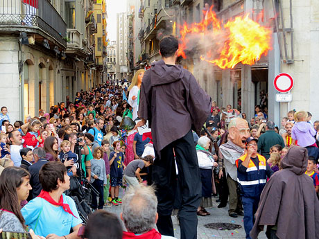 Fires 2017. Pregó de Fires. La cercavila de gegants i capgrossos fins la plaça del Vi