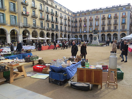 Fira d'antiquaris a la pla&ccedil;a de la Independ&egrave;ncia