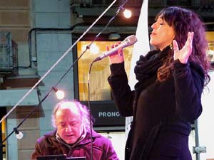 Girona10 2018. Concert de Sandra Fern i Nito Figueras a l'escenari de la pla&ccedil;a Catalunya