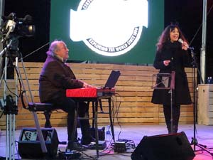 Girona10 2018. Concert de Sandra Fern i Nito Figueras a l'escenari de la pla&ccedil;a Catalunya