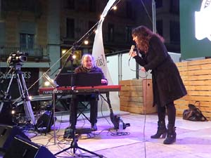 Girona10 2018. Concert de Sandra Fern i Nito Figueras a l'escenari de la pla&ccedil;a Catalunya