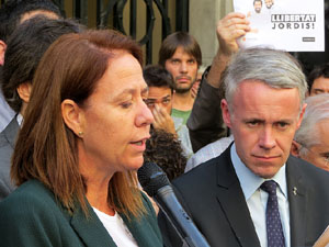 Concentraci&oacute; a la pla&ccedil;a del Vi en protesta per l'empresonament de Cuixart i S&aacute;nchez