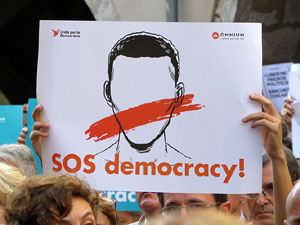 Concentraci&oacute; a la pla&ccedil;a del Vi en protesta per l'empresonament de Cuixart i S&aacute;nchez