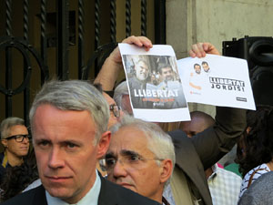 Concentraci&oacute; a la pla&ccedil;a del Vi en protesta per l'empresonament de Cuixart i S&aacute;nchez