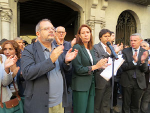 Concentraci&oacute; a la pla&ccedil;a del Vi en protesta per l'empresonament de Cuixart i S&aacute;nchez