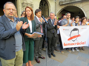 Concentraci&oacute; a la pla&ccedil;a del Vi en protesta per l'empresonament de Cuixart i S&aacute;nchez