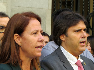 Concentraci&oacute; a la pla&ccedil;a del Vi en protesta per l'empresonament de Cuixart i S&aacute;nchez