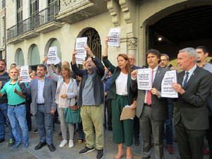 Concentraci&oacute; a la pla&ccedil;a del Vi en protesta per l'empresonament de Cuixart i S&aacute;nchez